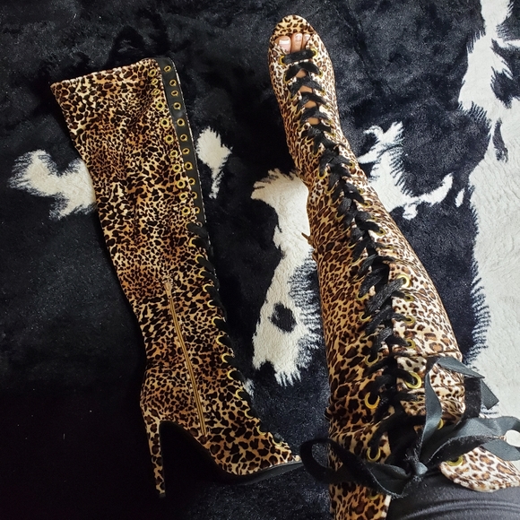Leopard Velvet Boot - Picture 4 of 13